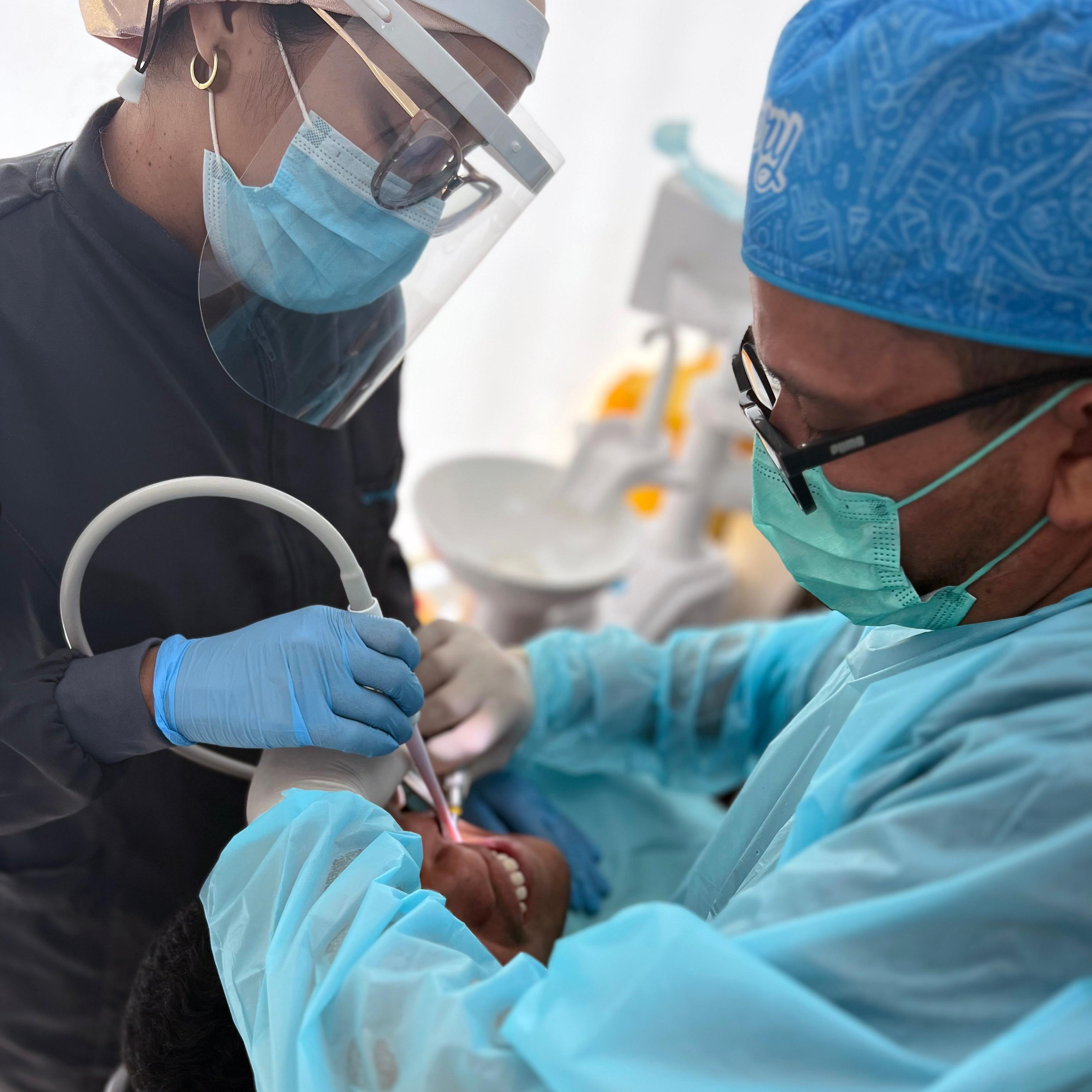 Dentista trabajando