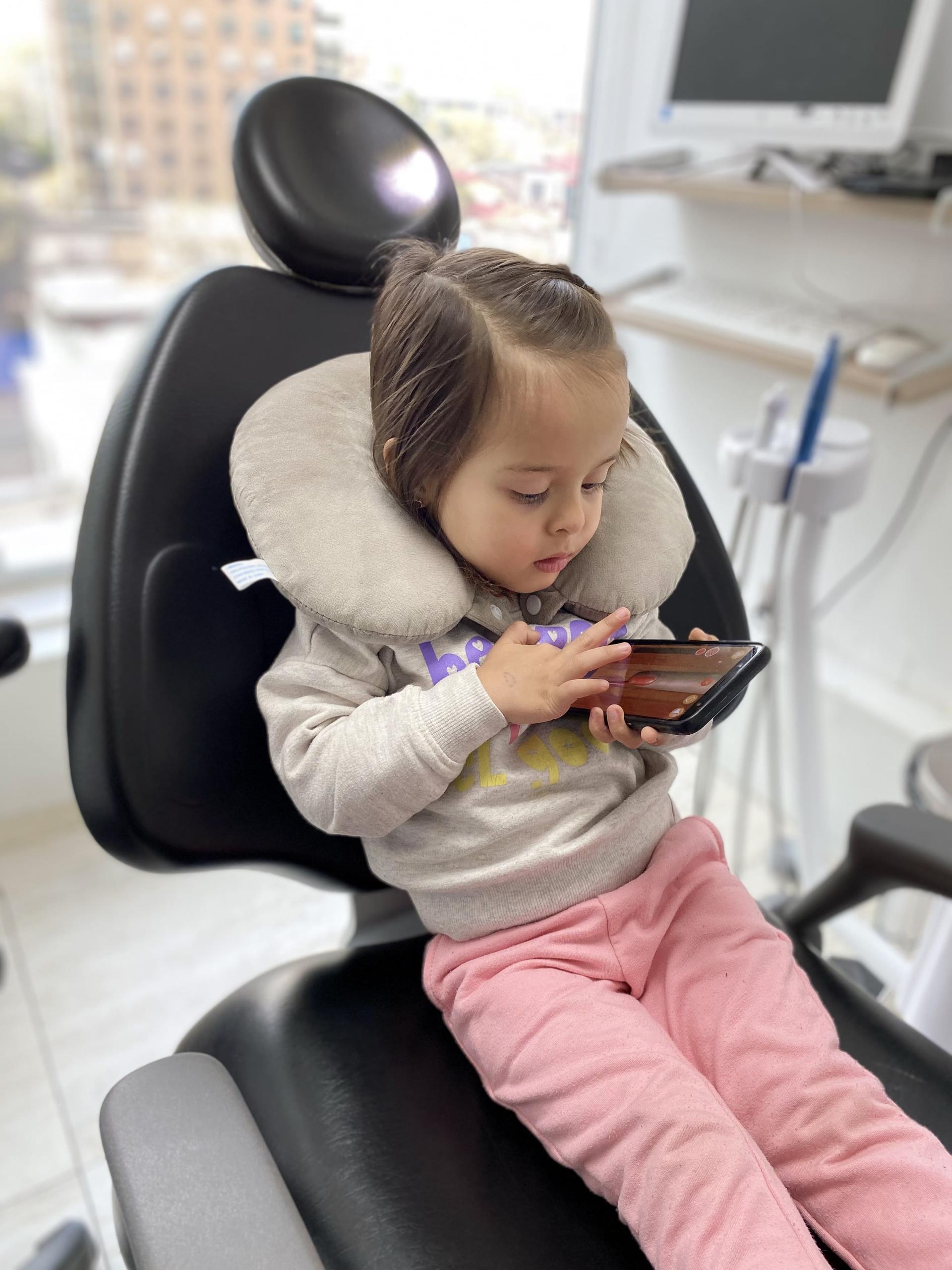 Nina con telefono